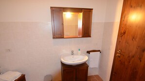 Apartment | Bathroom - Cozy Apartment in Modigliana With Vineyard Views (Modigliana)