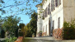 A historic building with a symmetrical facade, large windows with shutters, and a central entrance. - Belvilla by OYO Apartment in Castle With Garden (Rocca Grimalda)