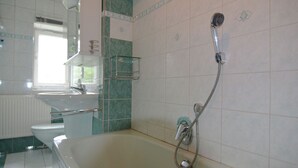 Ferienhaus | Badezimmer | Badewanne