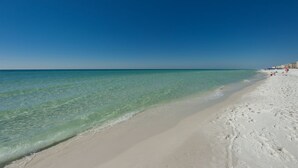 Una playa con agua turquesa cristalina y arena blanca.