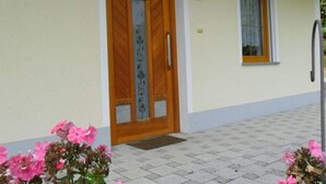 A building with a wooden door and a window. - Bavaria Modern Family Stay (Prackenbach)