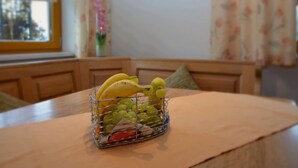 A table with a fruit basket containing bananas and grapes. - Bavaria Modern Family Stay (Prackenbach)