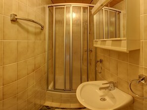 Apartment | Bathroom | Shower, towels