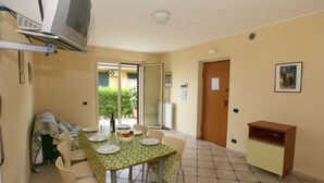 Dining - Lavish Holiday Home in Tortoreto With Pool (Tortoreto)