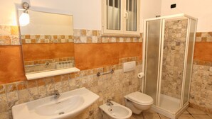 Bathroom - Lavish Holiday Home in Tortoreto With Pool (Tortoreto)