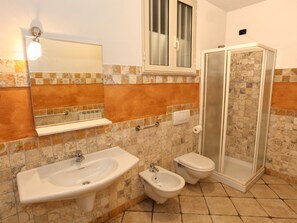 House | Bathroom | Shower, towels - Lavish Holiday Home in Tortoreto With Pool (Tortoreto)