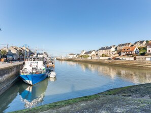 Exterior - Cozy Holiday Home in Port-en-bessin-huppain With Heating Facility (Port-en-Bessin-Huppain)
