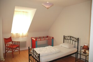 Nhà | 4 phòng ngủ, trang bị nội thất với thiết kế riêng biệt, bộ trải giường 