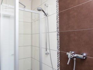 House | Bathroom - Spacious Holiday Home in Haserich near Lake (Haserich)