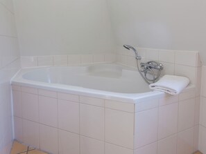 Hús | Baðherbergi | Baðker með sturtu