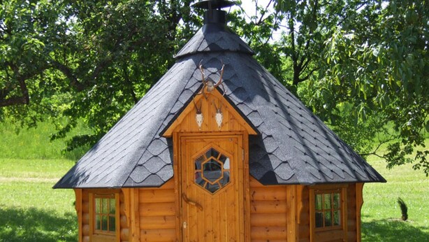 A small wooden cabin with a hexagonal door and a conical roof. - Apartment in Sonnen Near Ski Lifts (Sonnen)