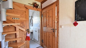 3 bedrooms, individually furnished, bed sheets - Holiday Home in Deesbach With Garden, Roofed Terrace & BBQ (Deesbach)