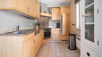 Chalet | Private kitchen | Microwave, dishwasher, coffee/tea maker