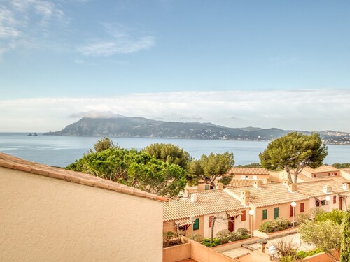 Captivating Apartment in Saint-mandrier-sur-mer With Pool