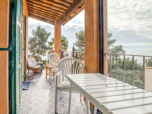 Captivating Apartment in Saint-mandrier-sur-mer With Pool