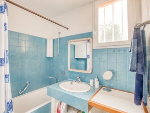 Combined shower/tub, towels - Captivating Apartment in Saint-mandrier-sur-mer With Pool (Saint-Mandrier-sur-Mer)