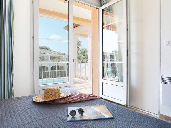 1 bedroom, bed sheets - Apartment in French Riviera With Pools (Grimaud)
