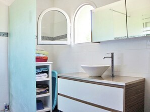 House | Bilik Mandi | Pancuran mandi, tuala disediakan 