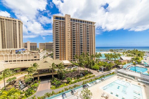 Ilikai Ocean View Studio! 
NO RESORT FEES & FREE WIFI, 
Full Kitchen, Sleeps 4