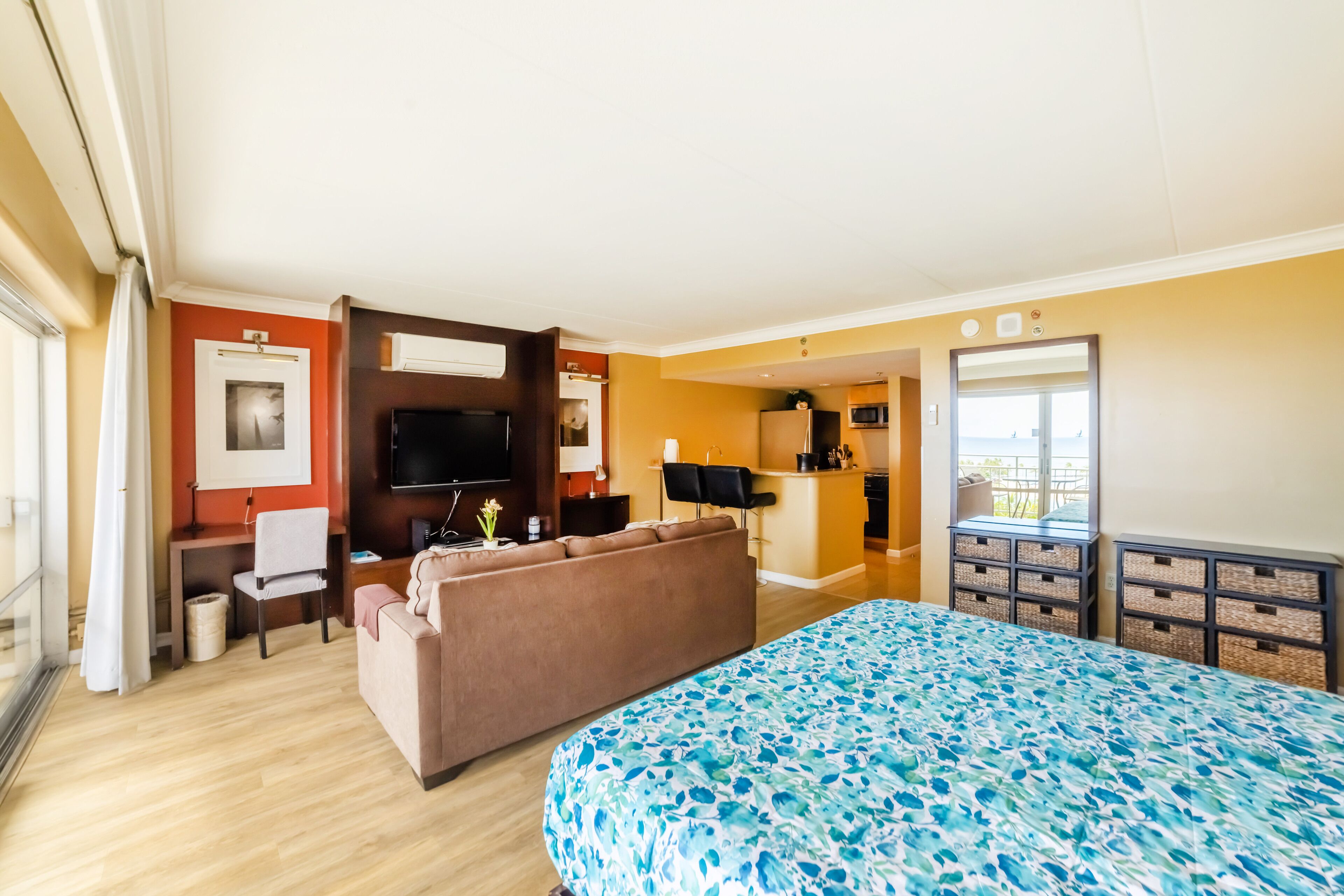Une chambre d’hôtel avec un lit, un canapé, un bureau et une télévision.