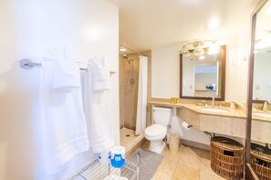 Dusche, Haartrockner, Handtücher, Seife