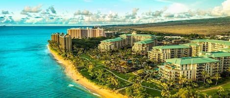 在海滩、沙滩椅、沙滩毛巾