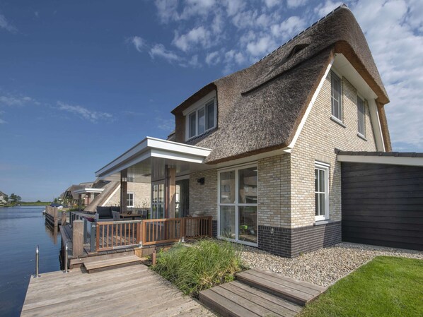 Villa | Exterior - Chic Villa With a Fireplace at Tjeukemeer (Delfstrahuizen)