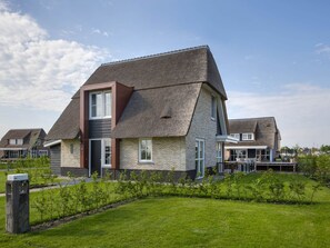Villa | Exterior - Chic Villa With a Fireplace at Tjeukemeer (Delfstrahuizen)