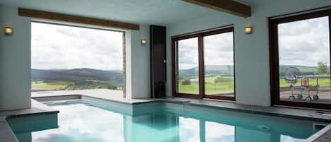 單棟房屋 | 泳池 | 室內泳池、室外泳池