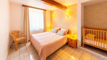 House | 7 bedrooms, individually furnished, bed sheets