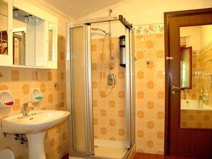 Căn hộ | Phòng tắm | Vòi sen/bồn tắm kết hợp, khăn tắm 