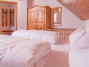 Căn hộ | 2 phòng ngủ, trang bị nội thất với thiết kế riêng biệt, bộ trải giường