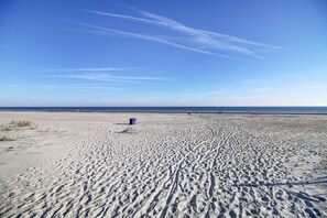 På stranden