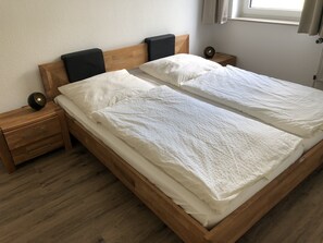House | 9 bedrooms, individually furnished, travel cot