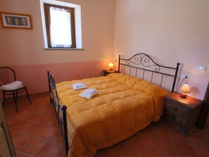 House | 2 bedrooms, individually furnished, bed sheets - Hill View Retreat w/ Pool (Apecchio)