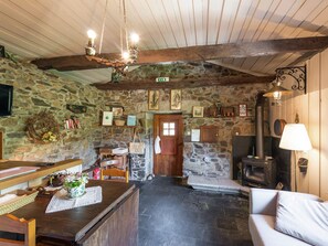 Cottage | Living room - Holiday Home for two in Idyllic Garden With Saltwater Swimming Pool (Castro Daire)