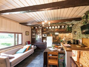 Cottage | Living room - Holiday Home for two in Idyllic Garden With Saltwater Swimming Pool (Castro Daire)