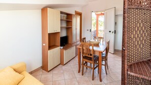 A compact living space with a kitchenette, dining area, and a sofa. - A Sun-drenched Holiday Apartment Near the Sicilian Coastline (Sciacca)
