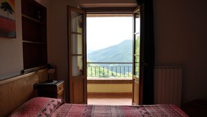 2 bedrooms, cribs (surcharge), individually furnished, bed sheets