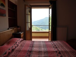 2 bedrooms, individually furnished, cribs/infant beds, bed sheets - Rustically Decorated, Stylish Property (Abetone Cutigliano)