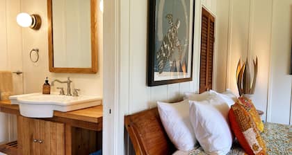 Rustic retreat with panoramic views, tropical gardens, & biodynamic produce!
