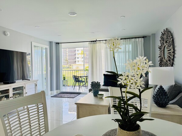 Living area - 2bd 2bth Vanderbilt Beach 4 min to Beach-14 day rentals starting April 1- Dec 30 (Naples)
