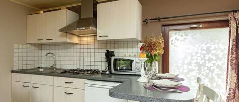 Cottage | Privékeuken | Een kinderstoel