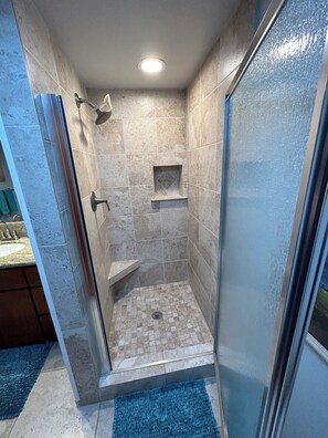 Dusche, Haartrockner, Handtücher, Seife