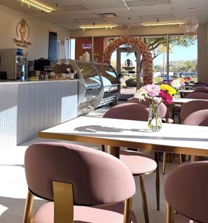 Un restaurant doté d’un comptoir, de chaises et d’une arche décorative.