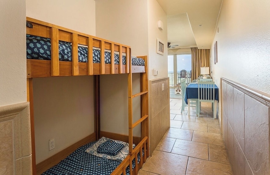 Gulf Views- Luxurious Amenities- Sleeps 4 Adults 2 Kids! - Pensacola Beach, FL