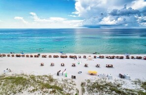 På stranden, solstolar och strandhanddukar