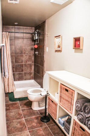 Shower, hair dryer, towels, soap - Comfy Lovelock Home Near Freeway (Lovelock)