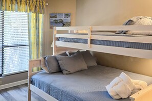3 habitaciones, tabla de planchar con plancha, internet y ropa de cama 