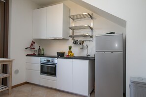 Frigorífico, horno, placa de cocina y lavavajillas
